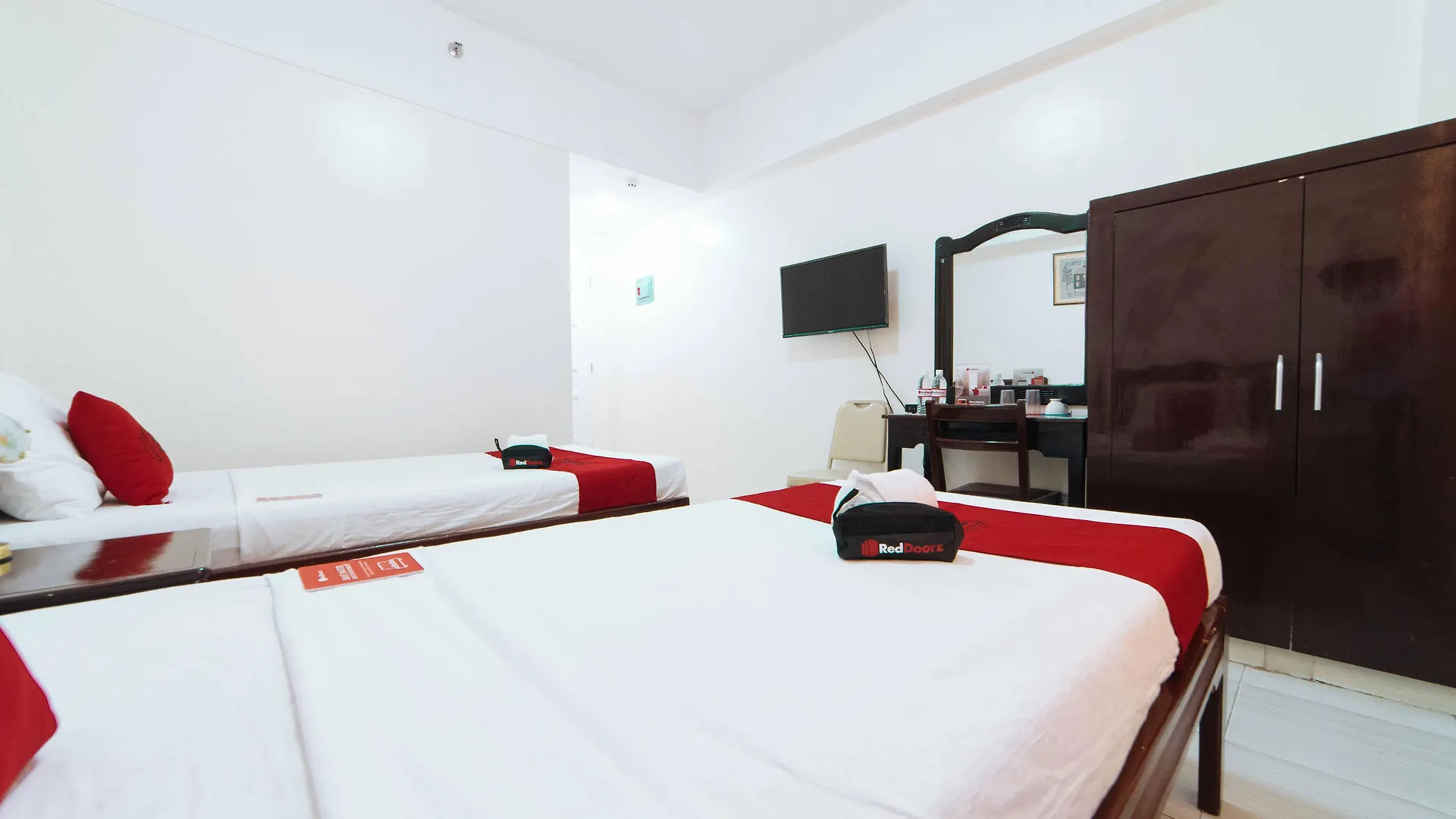 Reddoorz Plus @ Poblacion District Davao Philippines